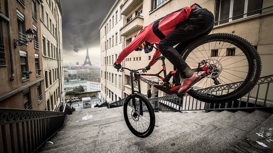 Безумный заезд велосипедиста по Парижу, он несколько раз чуть не разбился (видео)