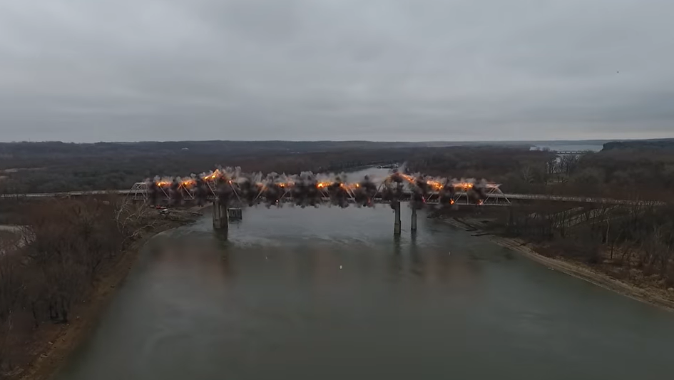 В США взорвали мост через реку Иллинойс (видео)