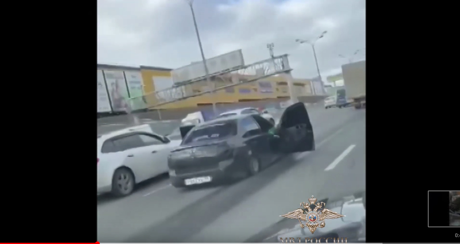 Московская полиция жестко задержала водителей: заниженная Granta ехала с открытыми дверьми по МКАД
