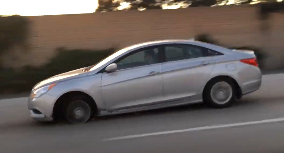 Водитель Hyundai Sonata не заметил, как потерял колесо на трассе и продолжил движение (видео)