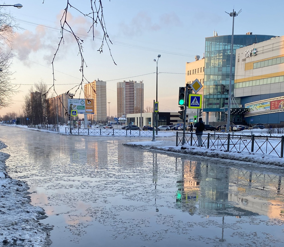 В Петербурге Байконурская улица превратилась в канал (к вечеру будет каток)
