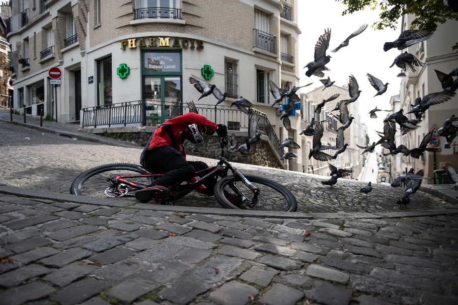 Безумный заезд велосипедиста по Парижу он несколько раз чуть не разбился видео 