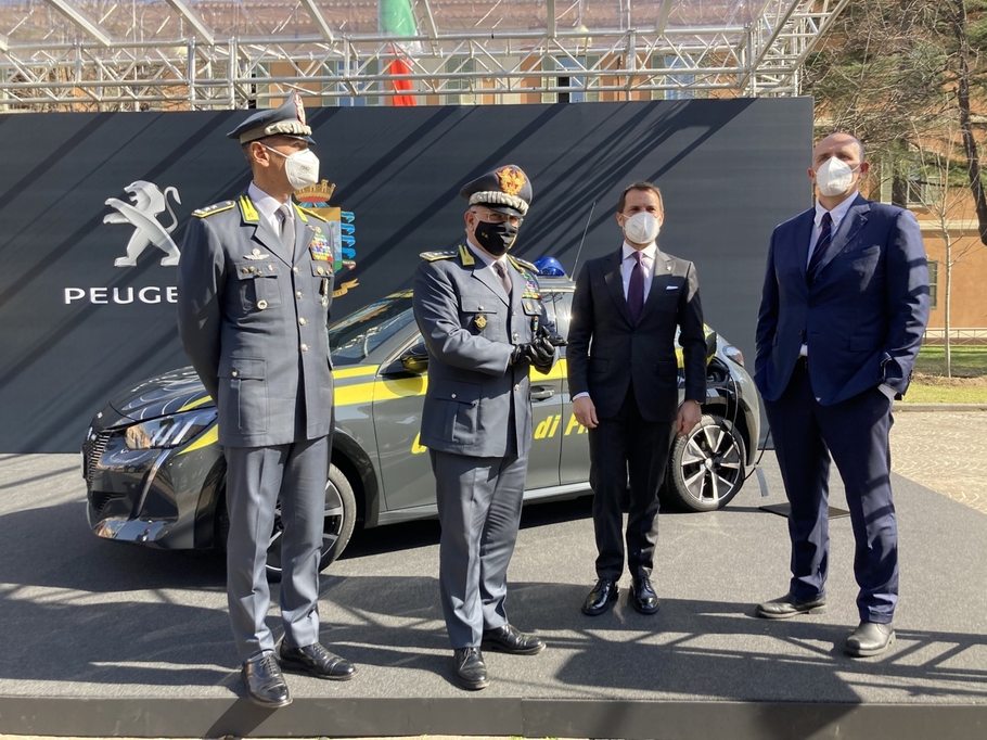 Финансовая гвардия Италии завербовала партию зеленых Peugeot e 208