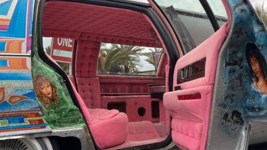 Радужный лимузин Cadillac с розовым салоном продается по цене подержанной Lada Granta