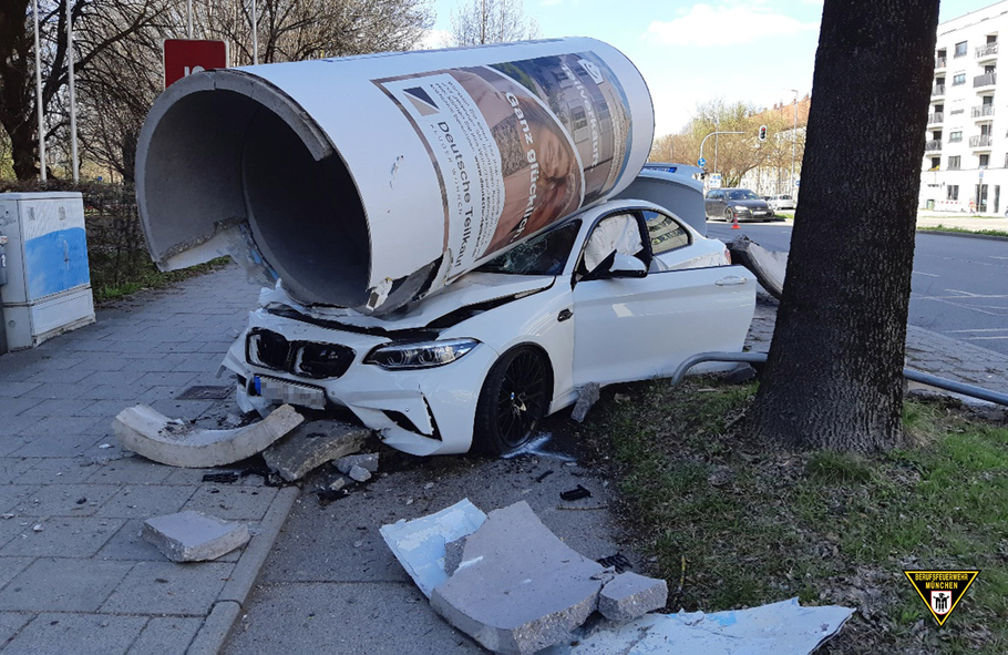 Спорткар BMW выдержал краш-тест в реальной жизни: огромная бетонная тумба упала на крышу