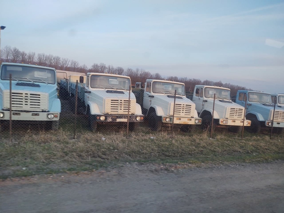 Десятки грузовиков ЗИЛ с нулевым пробегом распродают по 400 тысяч рублей
