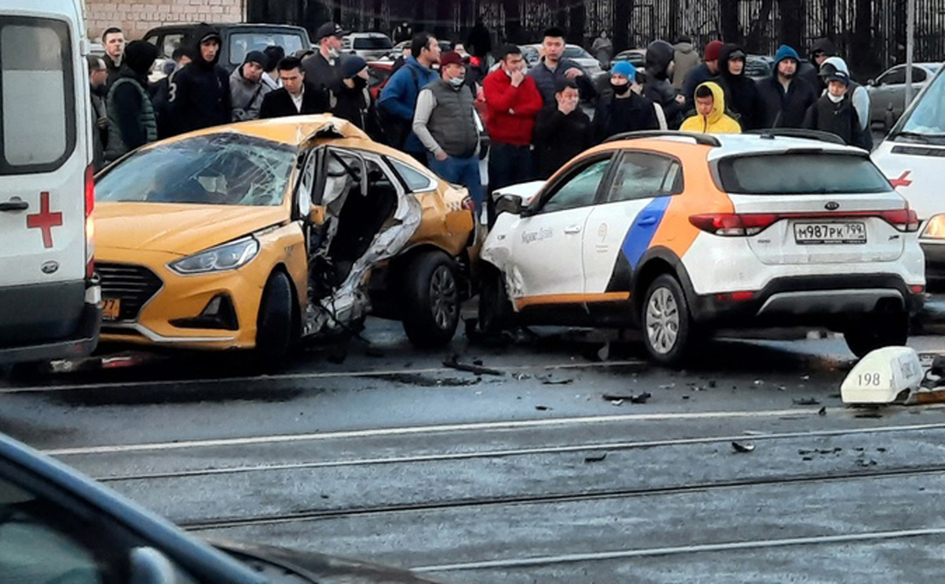 Страшная авария в Москве: Яндекс-каршеринг влетел в Яндекс-такси, оба водителя погибли (видео)