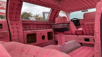 Радужный лимузин Cadillac с розовым салоном продается по цене подержанной Lada Granta