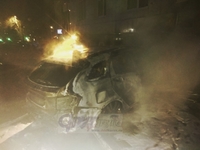В центре Курска объятая огнем Lada Vesta врезалась в стену здания