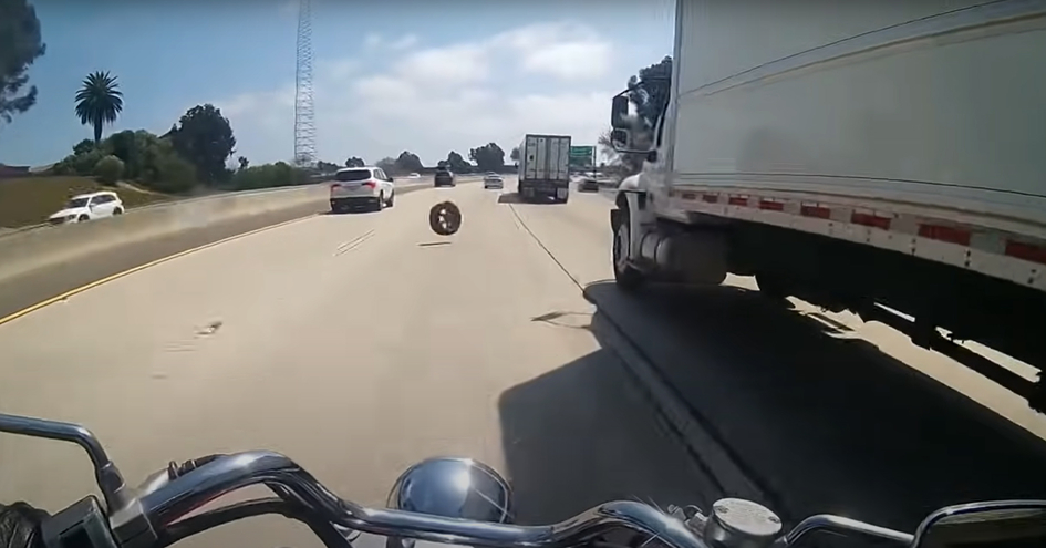Колесо на трассе чуть не стоило жизни мотоциклисту (видео)