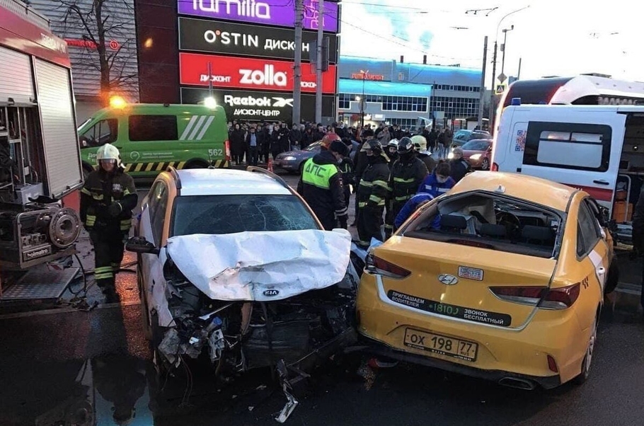 Страшная авария в Москве: Яндекс-каршеринг влетел в Яндекс-такси, оба водителя погибли (видео)