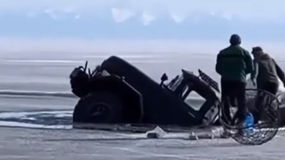 Два грузовика ЗИЛ провалились под лед Байкала: момент случайно попал на видео