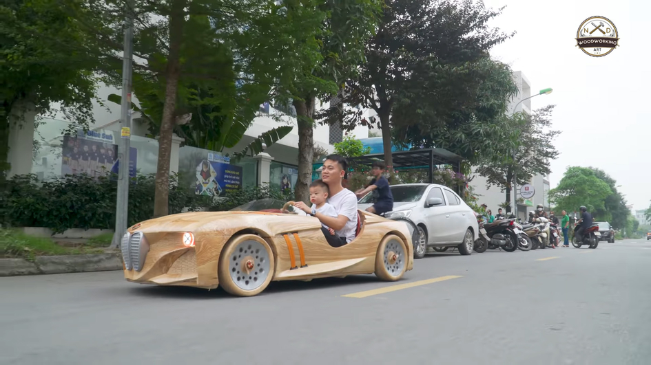 Отец построил эпичный деревянный BMW для маленького сына и повез его в школу