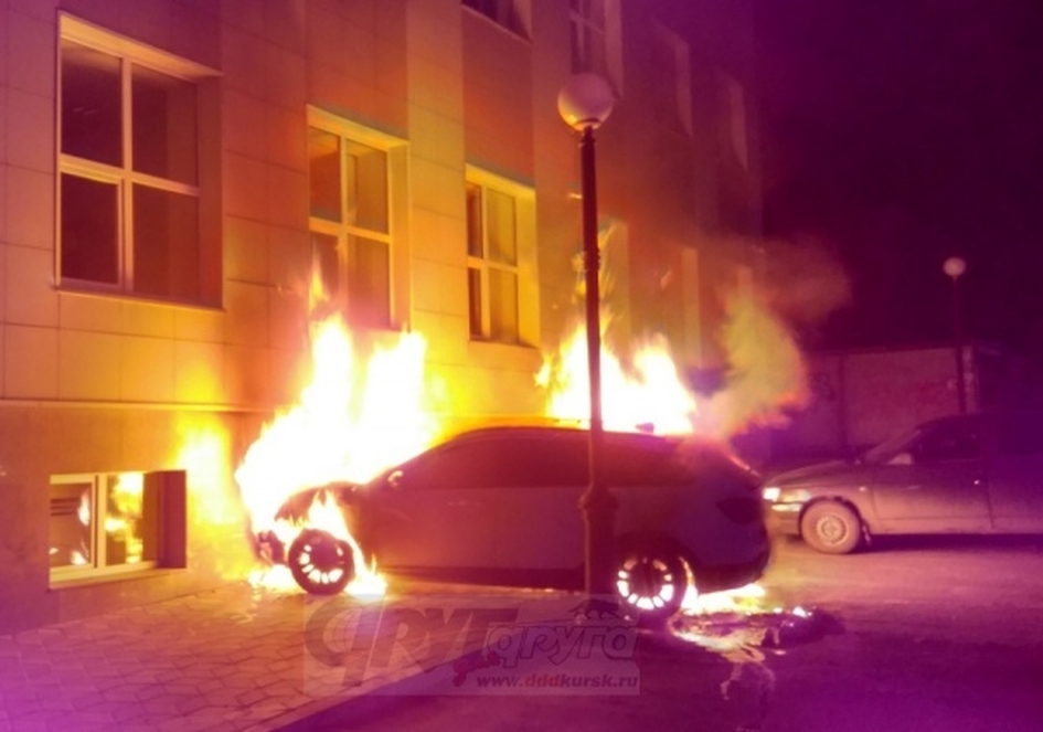 В центре Курска объятая огнем Lada Vesta врезалась в стену здания