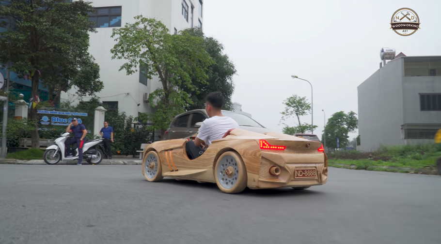 Отец построил эпичный деревянный BMW для маленького сына и повез его в школу