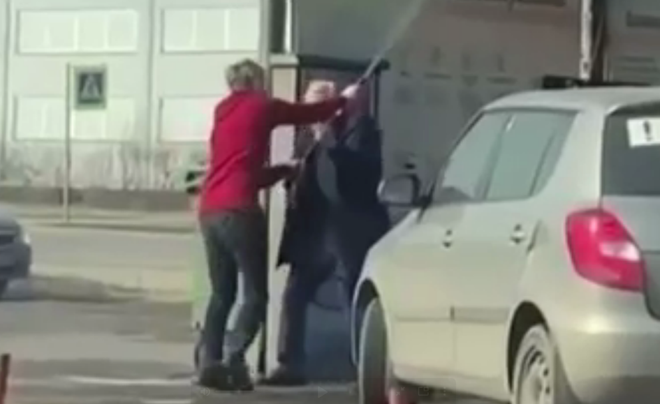 Автовладельцы устроили поединок за шланг на мойке самообслуживания в Петербурге