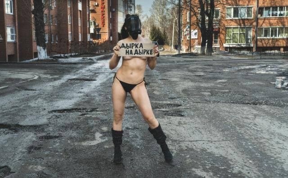 Дырка на дырке: жительница Иркутска разделась в знак протеста против разбитых городских дорог