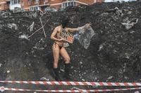 Дырка на дырке жительница Иркутска разделась в знак протеста против разбитых городских дорог